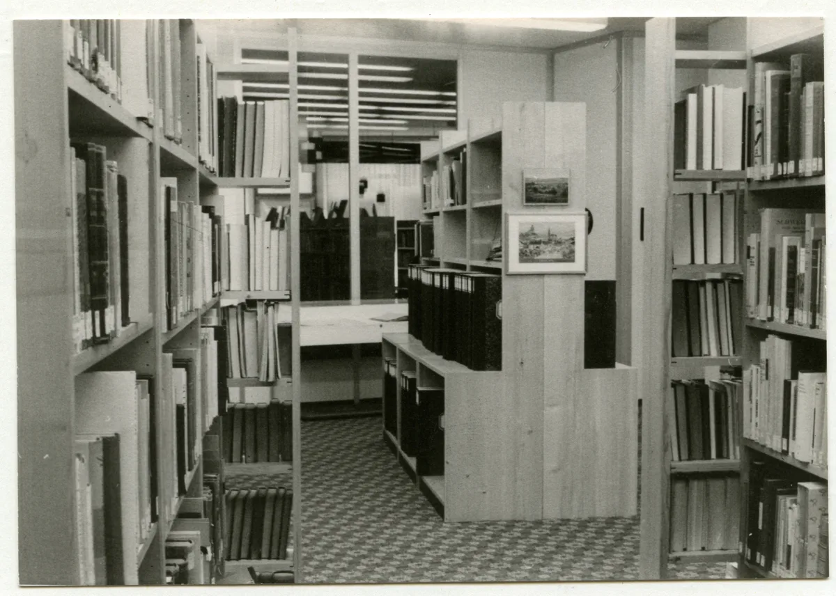 Schwarzweissfoto Bibliothek mit Gestellen